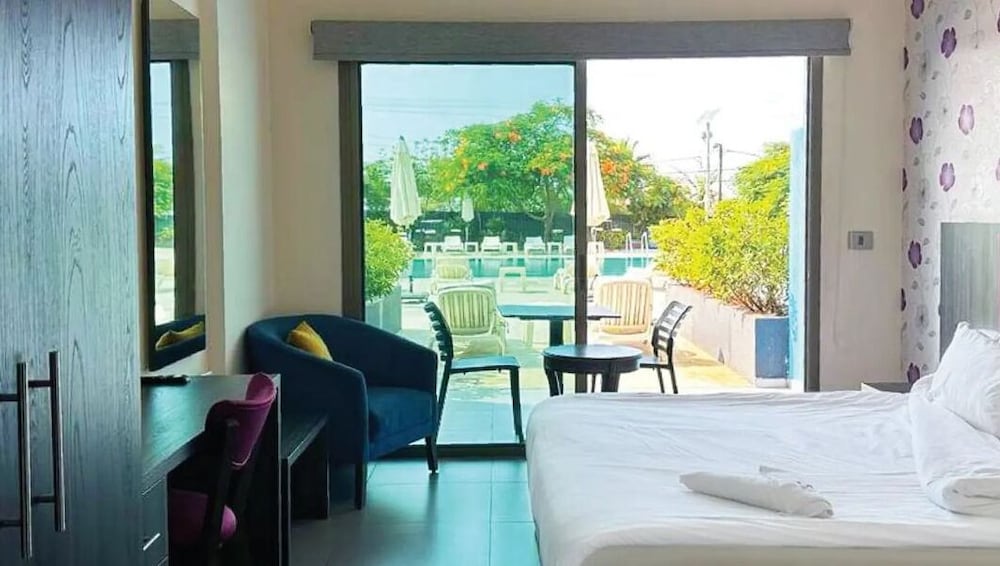 Standard Room, 1 King Bed, Pool View