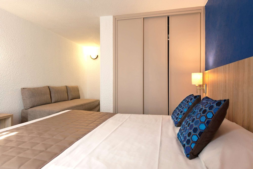 Comfort Triple Room, 1 Queen Bed with Sofa bed, City View - Photo 2