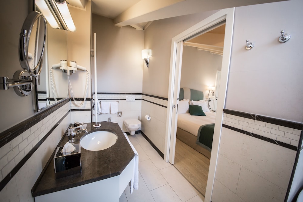 Superior Double or Twin Room - Photo 12