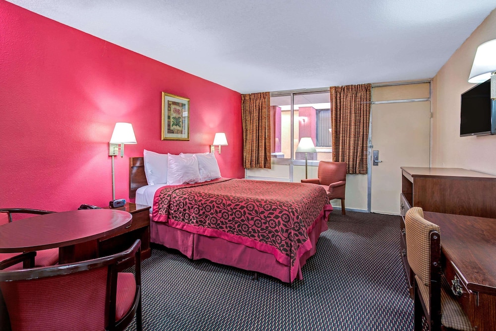 Room, 1 King Bed, Smoking photo 1