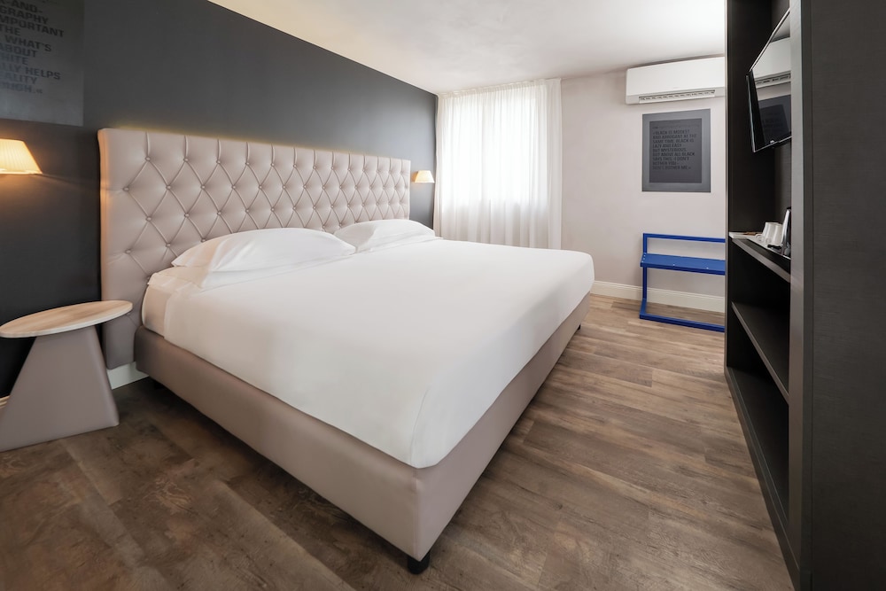 Exclusive Suite, 2 Bedrooms, Lake View photo 2