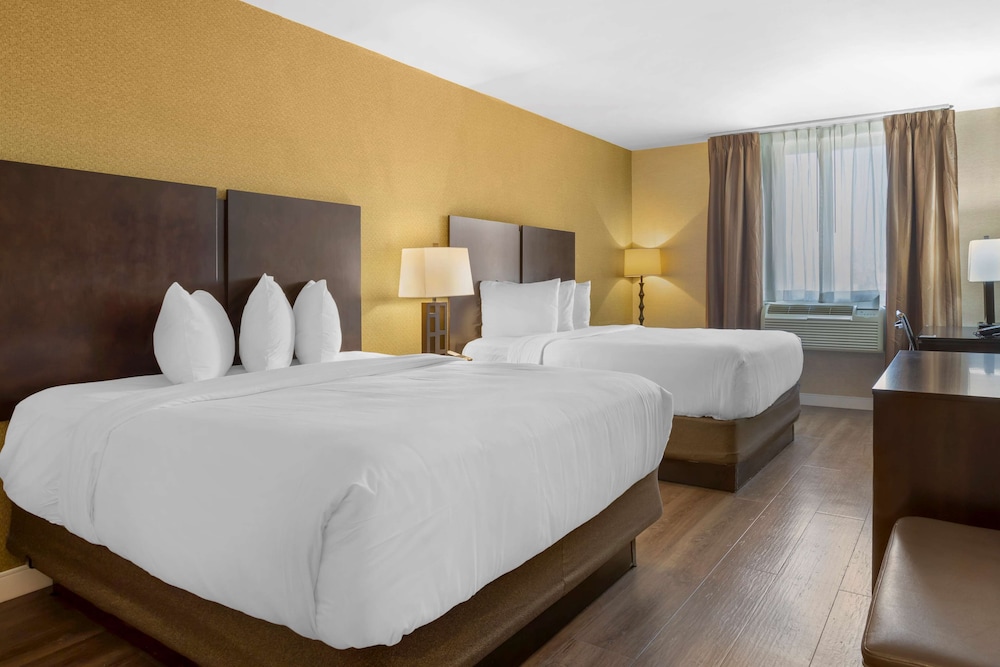 Standard Room, 2 Queen Beds, Non Smoking (Shower Only) photo 1