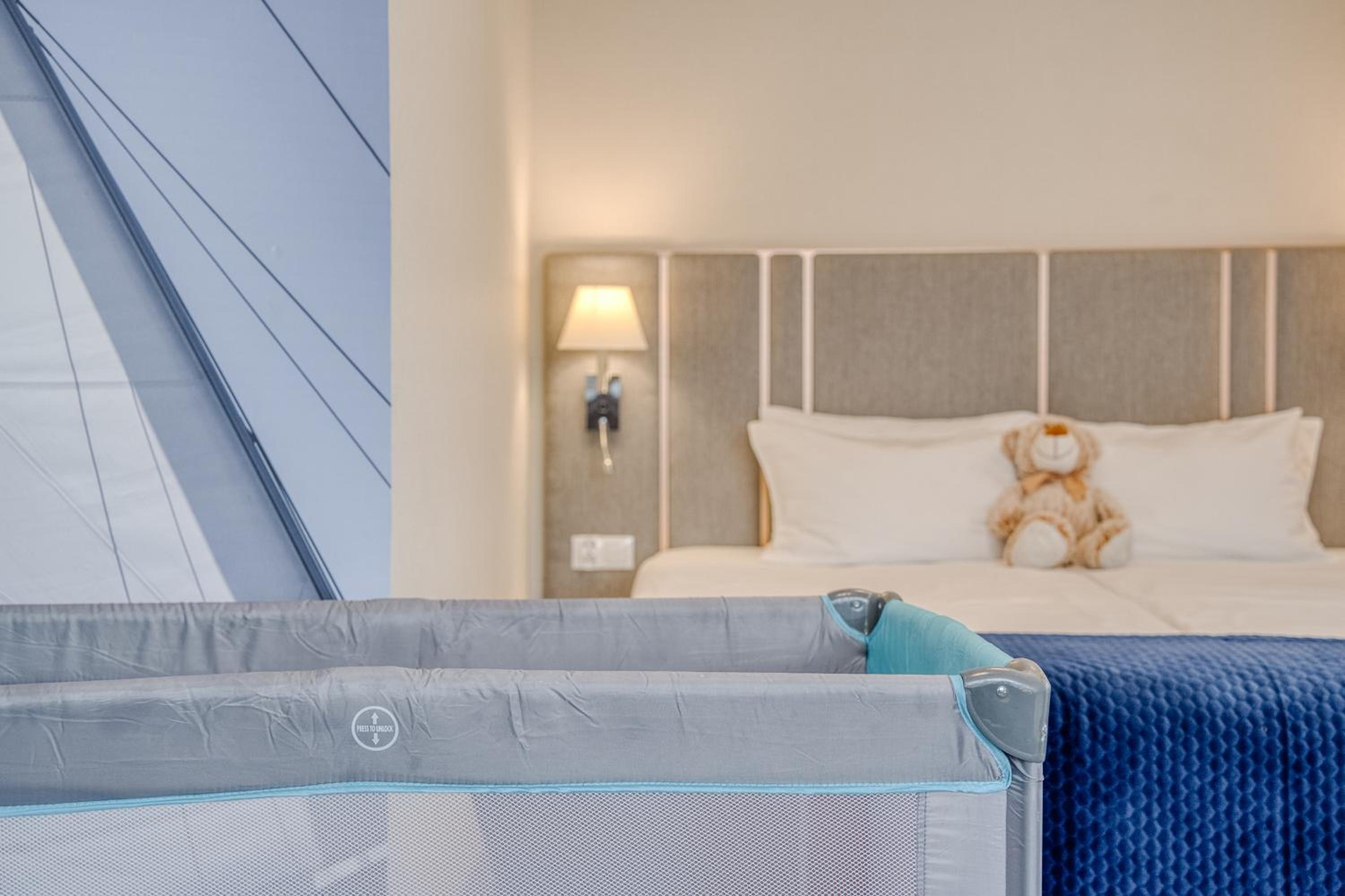 Family Room with King Bed photo 3