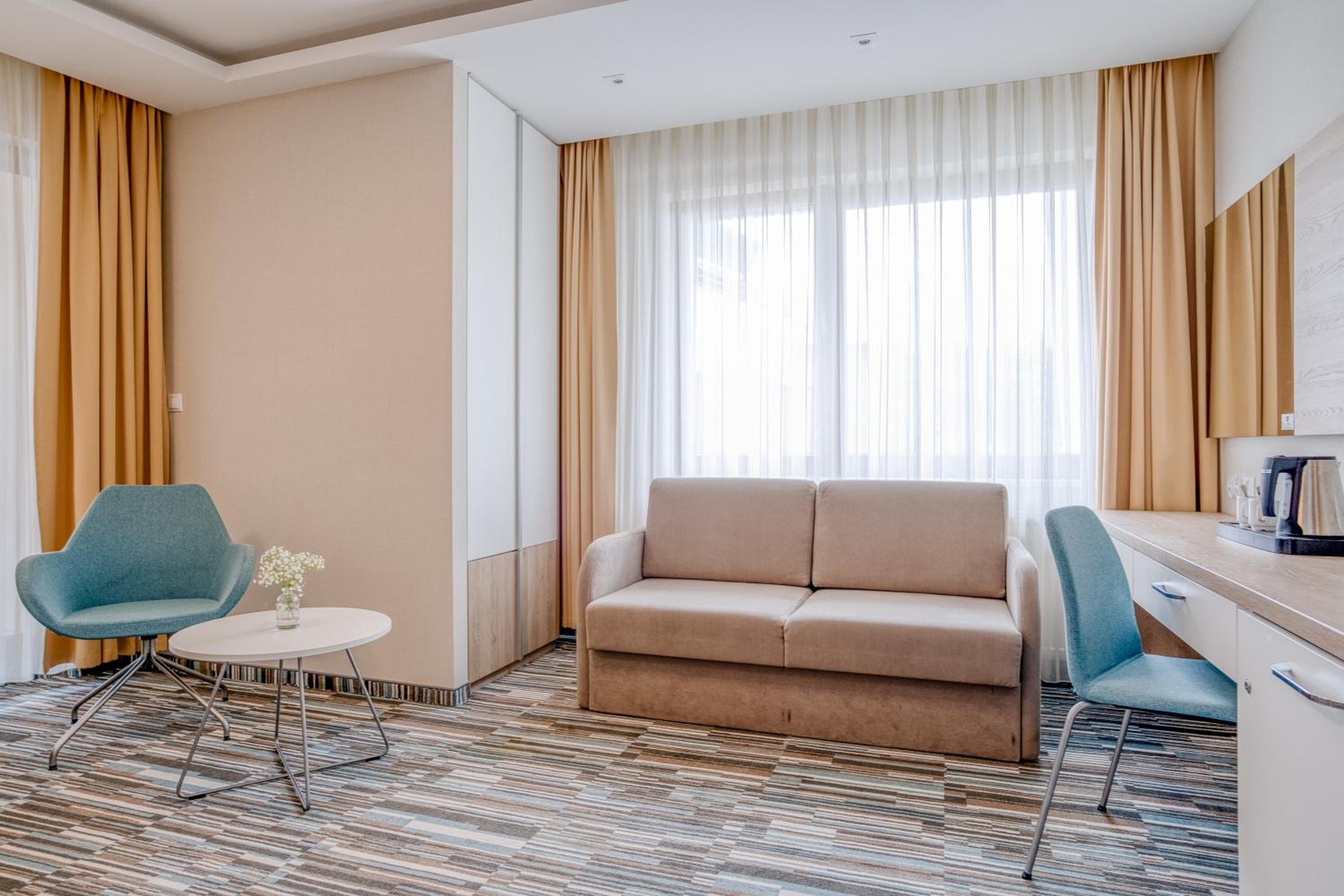 Family Room with King Bed photo 2