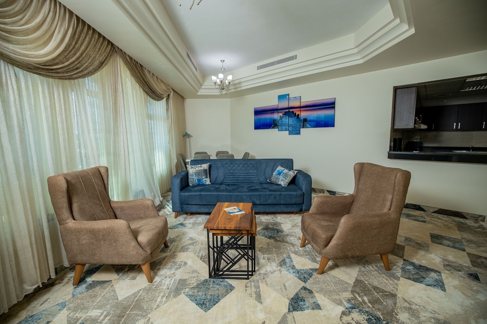 Deluxe Suite, 1 King Bed, Kitchenette