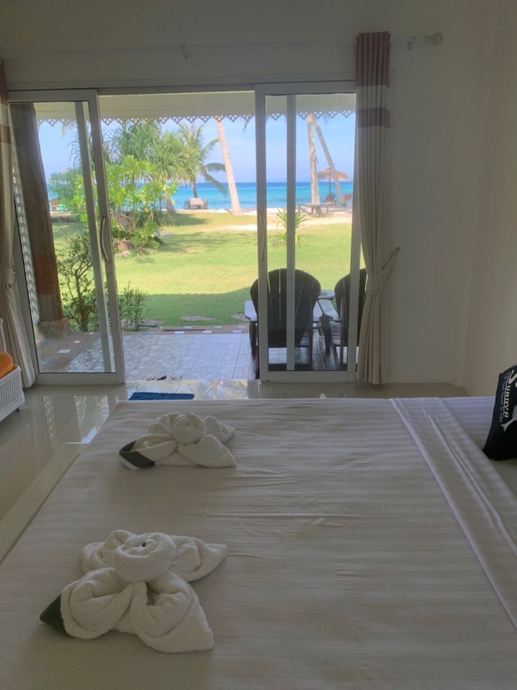 Beachfront Villa with Sea View - Photo 5