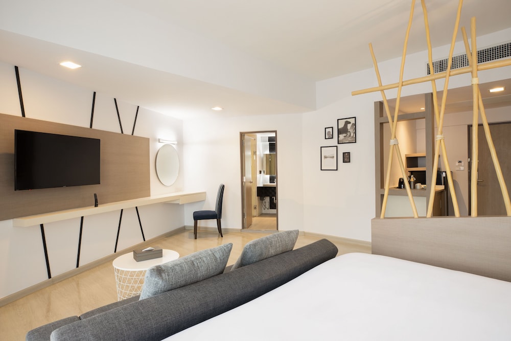 Junior Suite, 1 King Bed - Photo 7