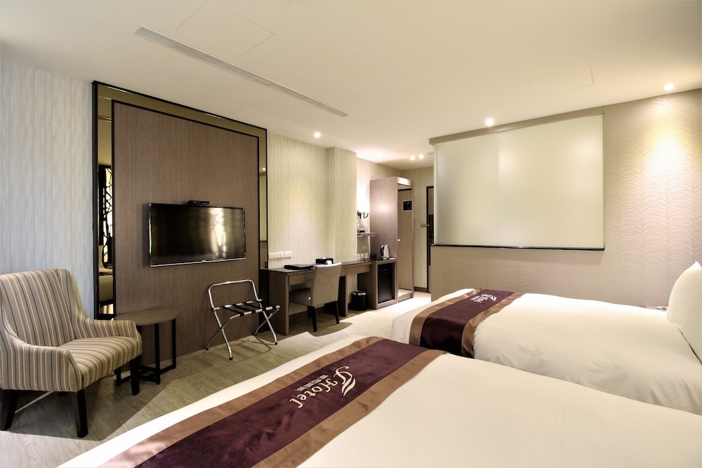 Deluxe Quadruple Room, Bathtub photo 3