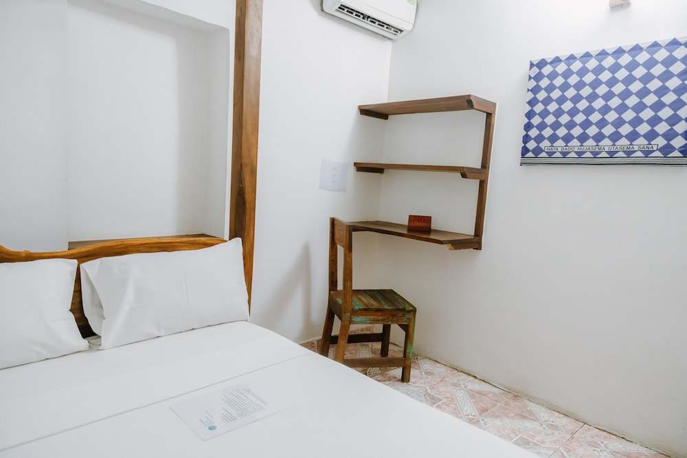 Basic Double Room, 1 Queen Bed, Non Smoking photo 2
