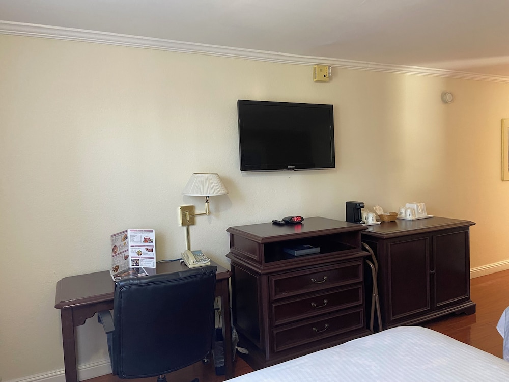 Disability Access, 2 Queen Beds - Photo 1