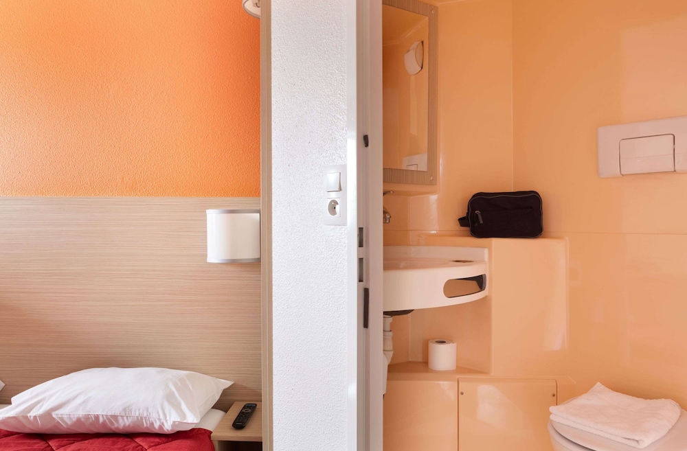 Standard Room, 3 Twin Beds - Photo 1