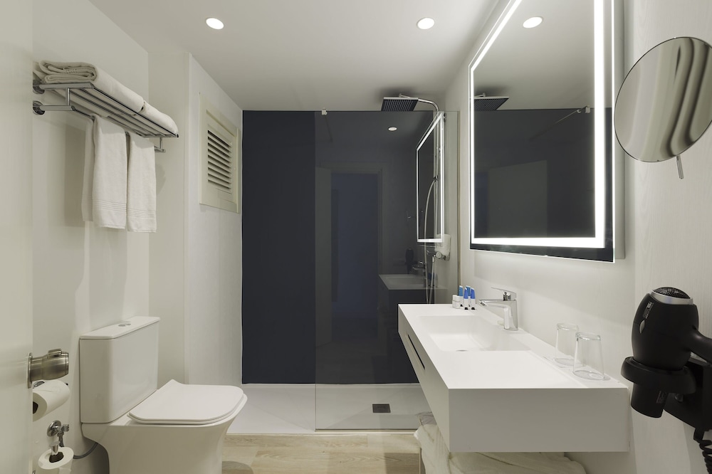 Superior Double Room, Sea View (High floor) - Photo 4