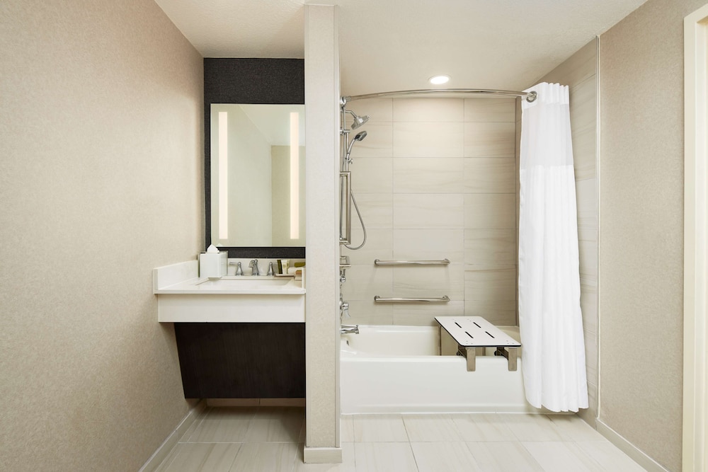 Suite, 1 Queen Bed, Accessible, Bathtub (Mobility & Hearing, 2 Room) - Photo 5