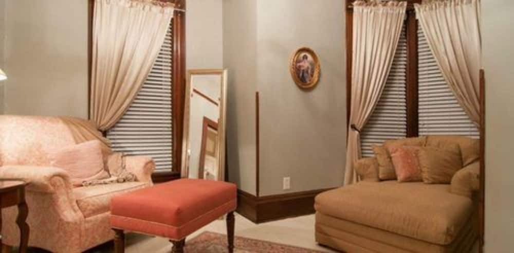 Luxury Studio Suite, Private Bathroom (Serenity on State Suite - Queen Bed) photo 3