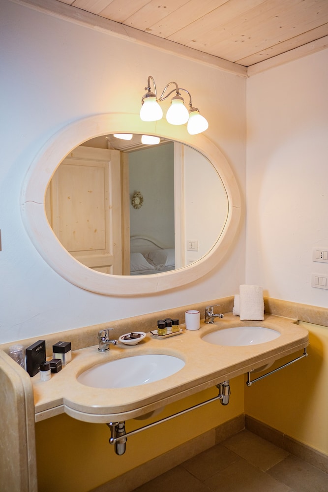 Deluxe Room (1 queen bed or 2 single beds) - Photo 6