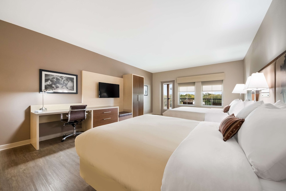 Suite, 2 Queen Beds, Non Smoking, Balcony - Photo 4