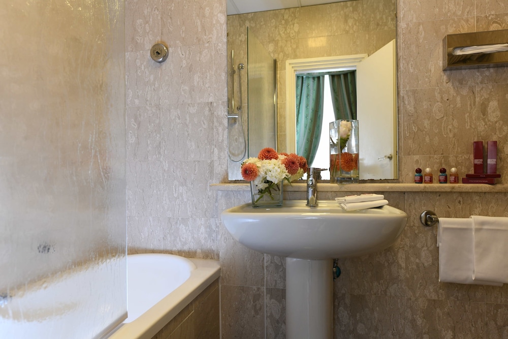 Classic Double or Twin Room - Photo 8