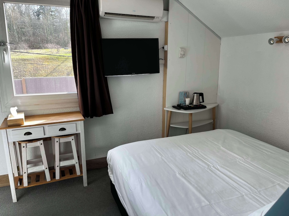 Standard Room, 1 Queen Bed, Non Smoking (with Sofabed) - Photo 6