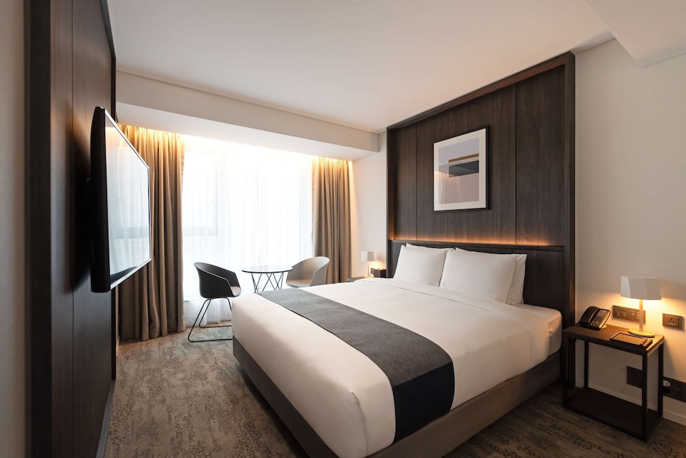 Junior Suite, 1 King Bed, Non Smoking, Bathtub (Mini Fridge) - Photo 2