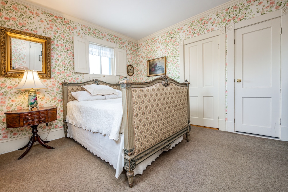 24 - Monroe Guest Room