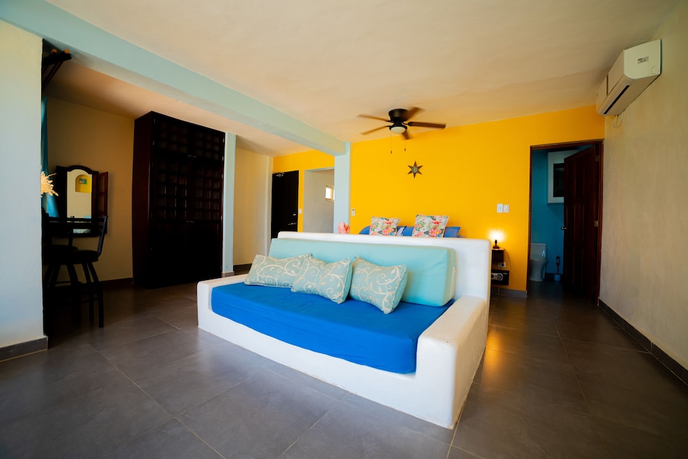 Luxury Triple Room, 1 King Bed with Sofa bed, Non Smoking, Sea View photo 1