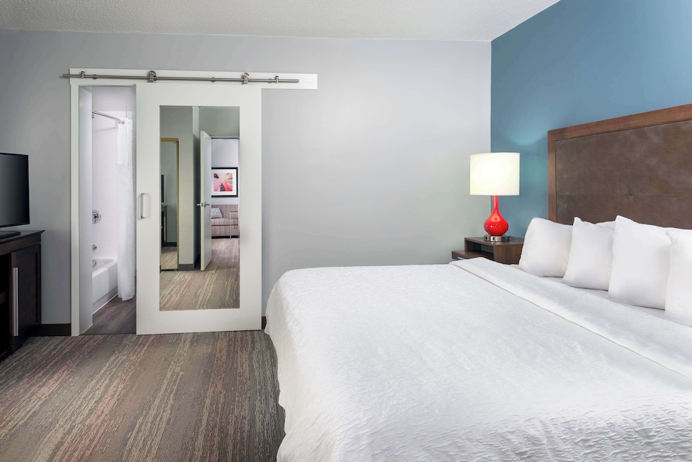Suite, 1 King Bed, Accessible, Non Smoking - Photo 2