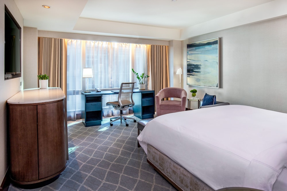 Classic Room, 1 King Bed, Accessible Bathtub (Accessible Tub)