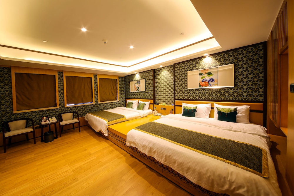 Room, Multiple Beds, Resort View photo 3