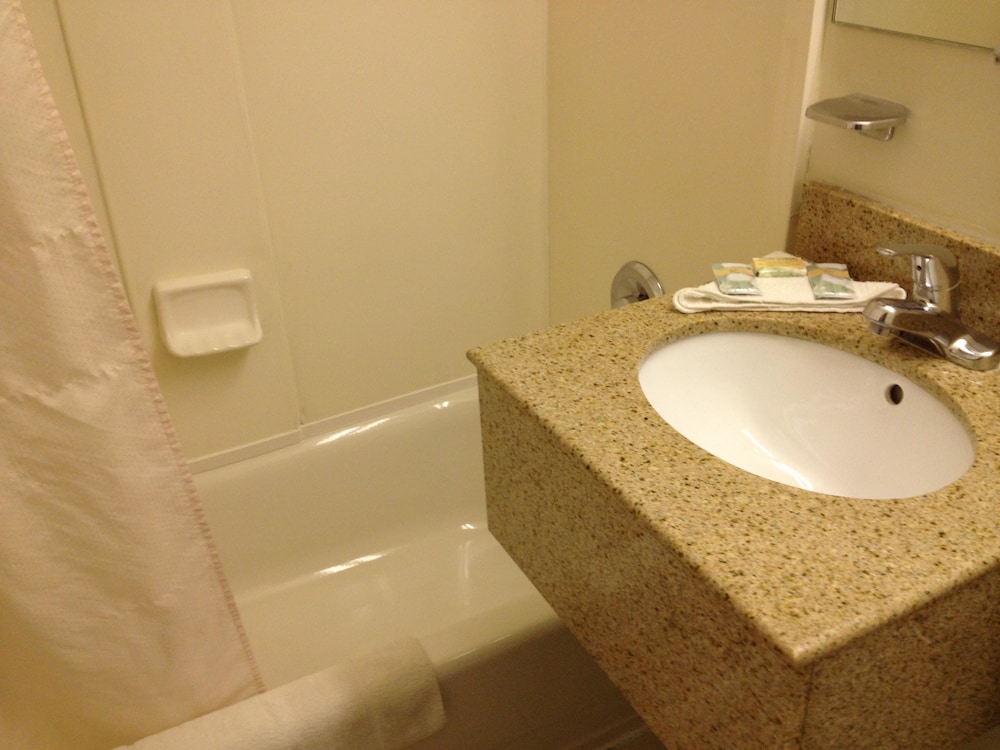 Standard Room, 1 King Bed photo 3