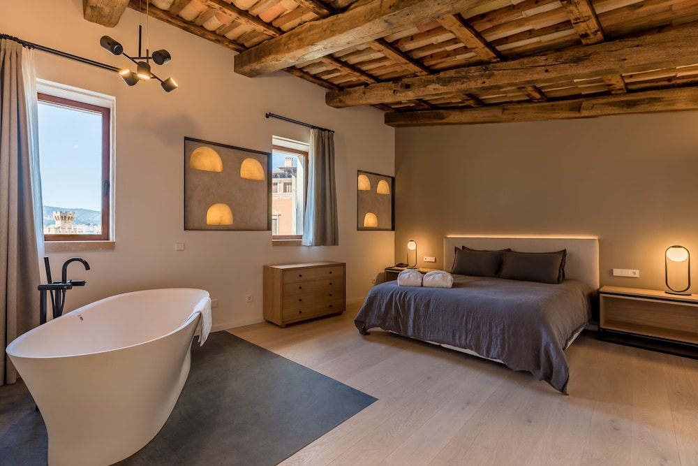 Luxury Studio Suite, Jetted Tub - Photo 1