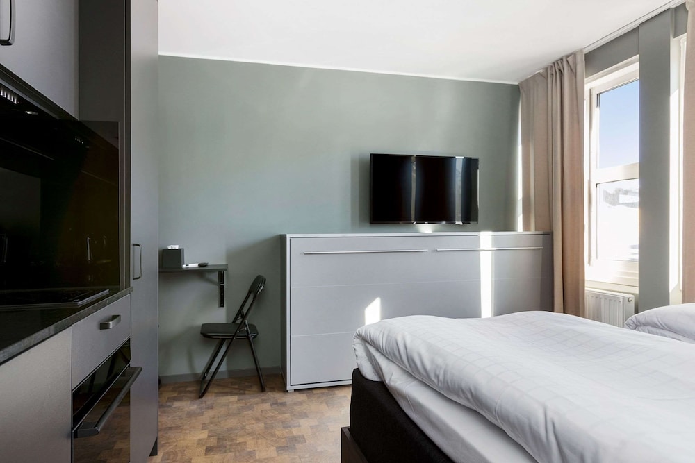 Family Room, 3 Twin Beds, Non Smoking, Kitchenette - Photo 5