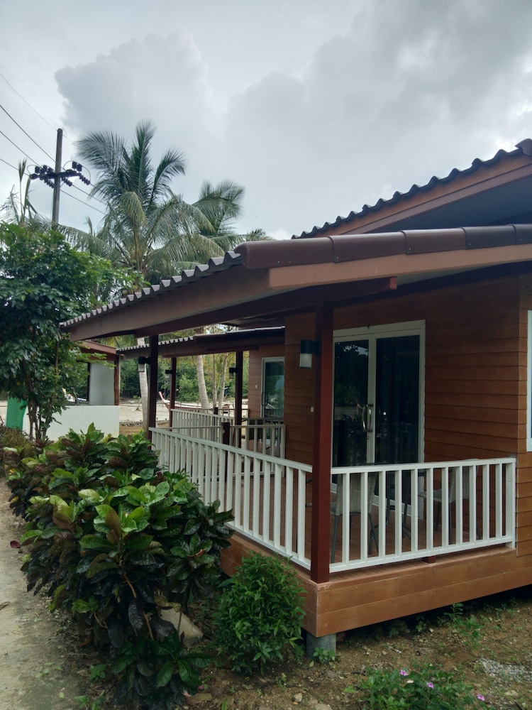Basic Bungalow, 1 King Bed photo 3