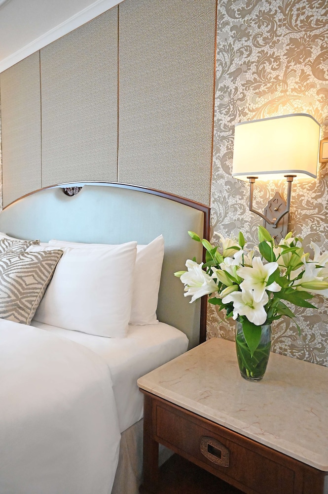 Deluxe Room, 1 King Bed thumbnail 6