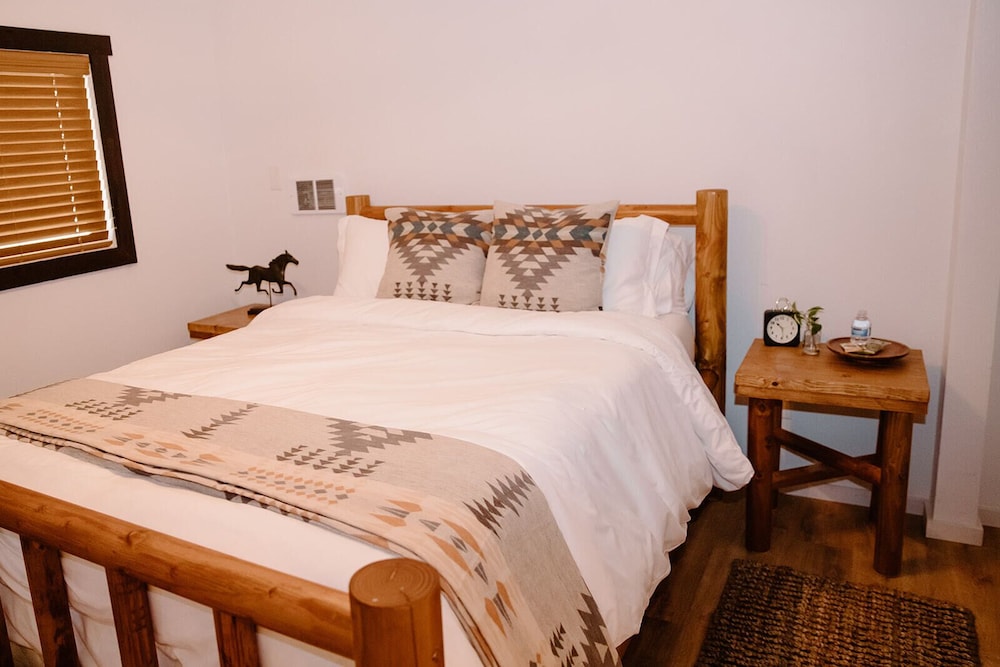 Deluxe Room, 1 Queen Bed, Non Smoking, Mountain View photo 1