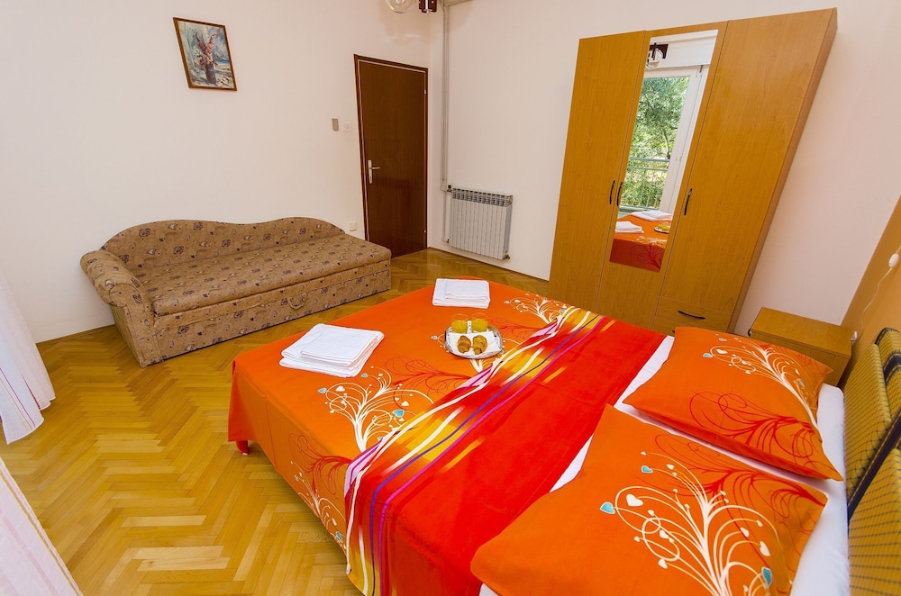 Apartment (Ljuba - nice garden - A4(8+1))