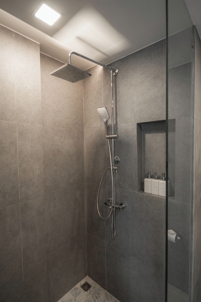 Deluxe Room, 1 King Bed, Bathtub - Photo 4