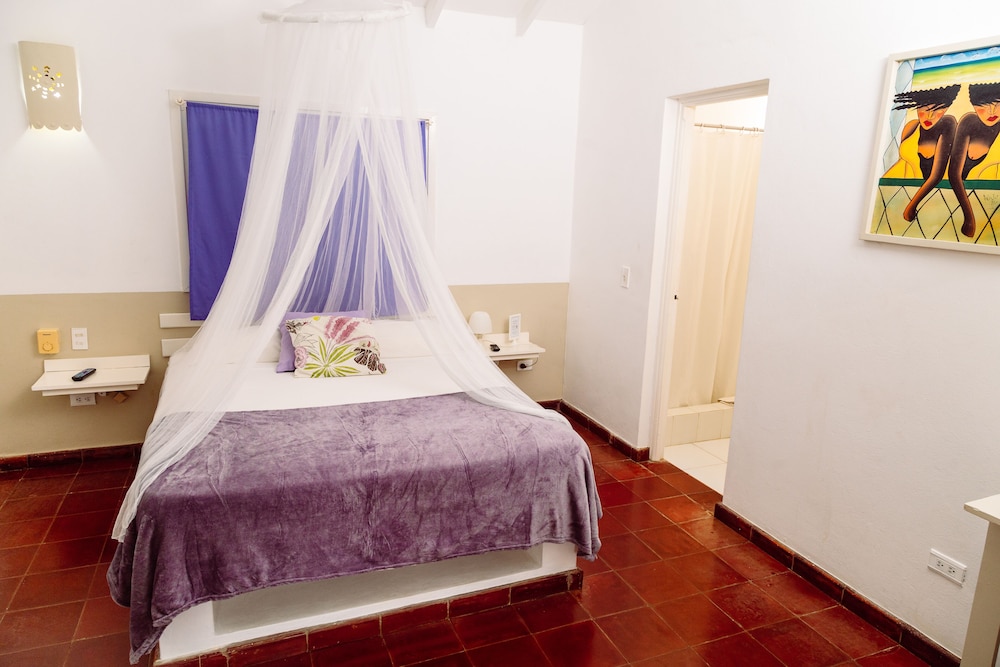 Camera Classic, 1 letto queen, vista piscina (no A/C)