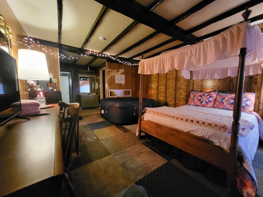 Hot tub spa room with full size bed (ADULTS ONLY) photo 3