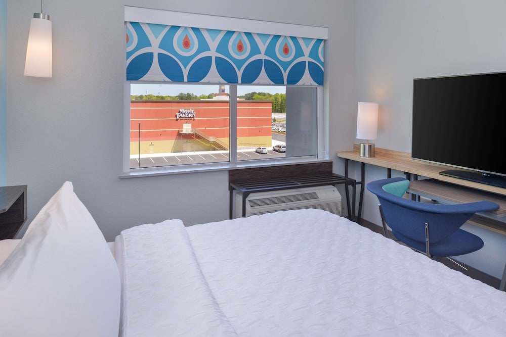 Room, 1 King Bed, Accessible (Hearing, Roll-in Shower) at Tru By Hilton Little Rock West in Little Rock