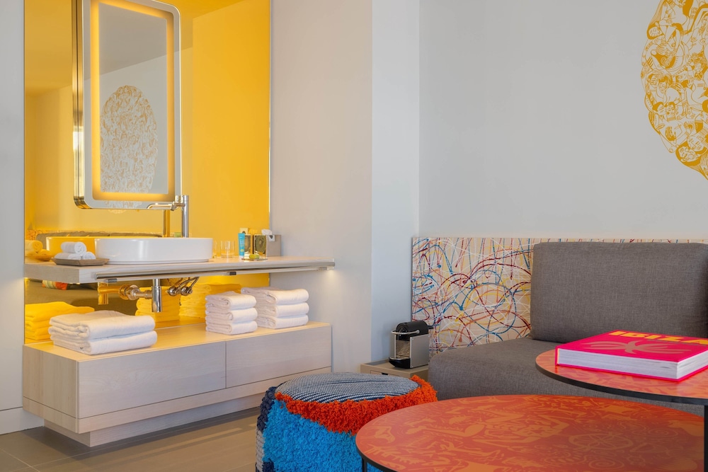 Premier Room, 1 King Bed, Balcony, City View (Balcony)