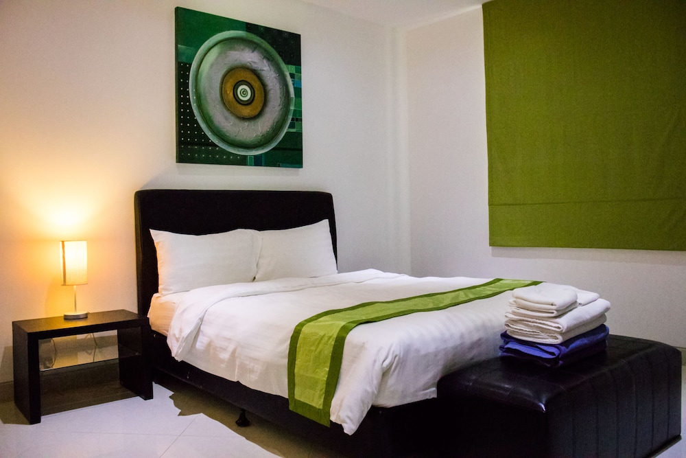 Luxury Apartment, 3 Bedrooms, Kitchenette, Partial Sea View