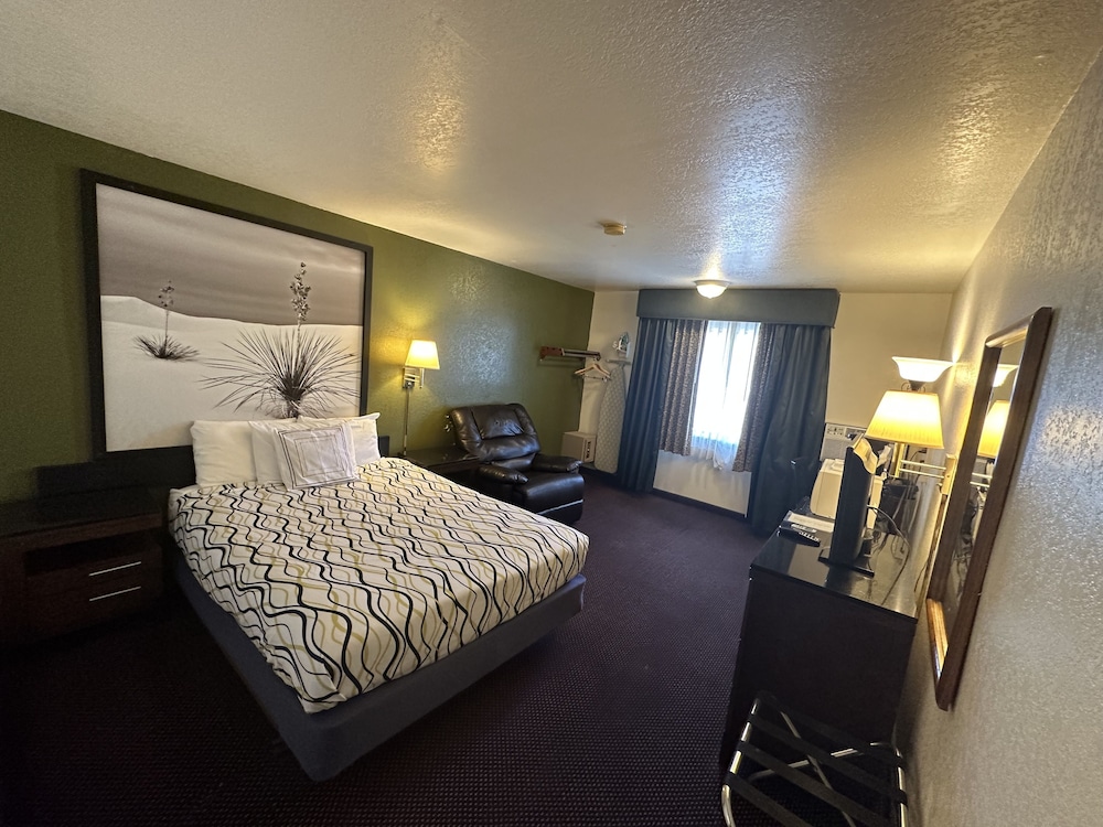 Basic Single Room, 1 Queen Bed, Non Smoking photo 1