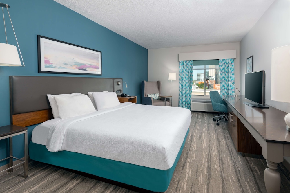 One King Bed, Accessible - Photo 3