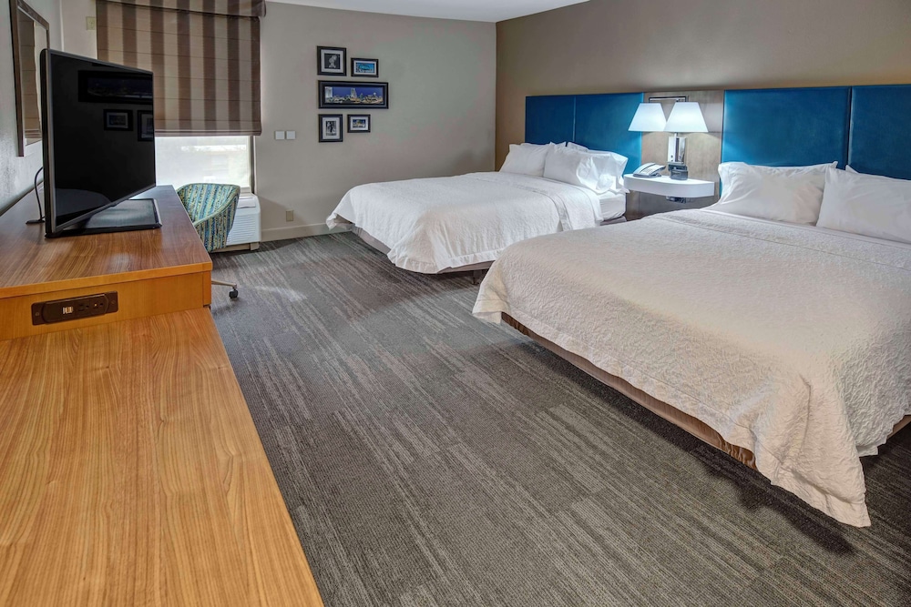 Room, 2 Queen Beds, Accessible, Bathtub (Hearing) - Photo 2