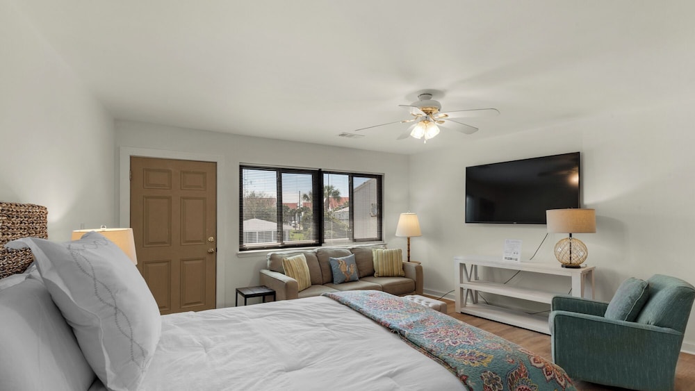 Studio Suite, 1 Queen Bed with Sofa bed, Balcony, Garden View (Hidden Beach 219) photo 3