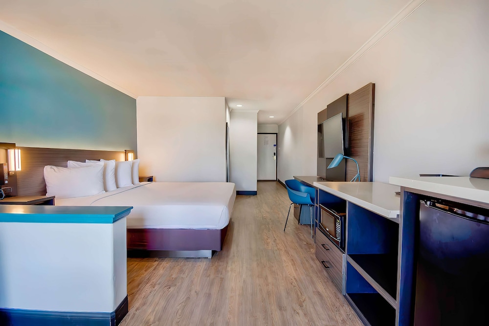 Standard Suite, 1 King Bed, Non Smoking - Photo 1
