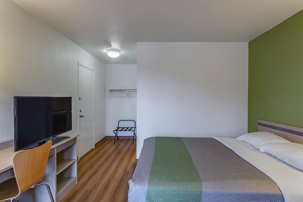 Deluxe Room, 1 Queen Bed, Non Smoking, Refrigerator & Microwave photo 2