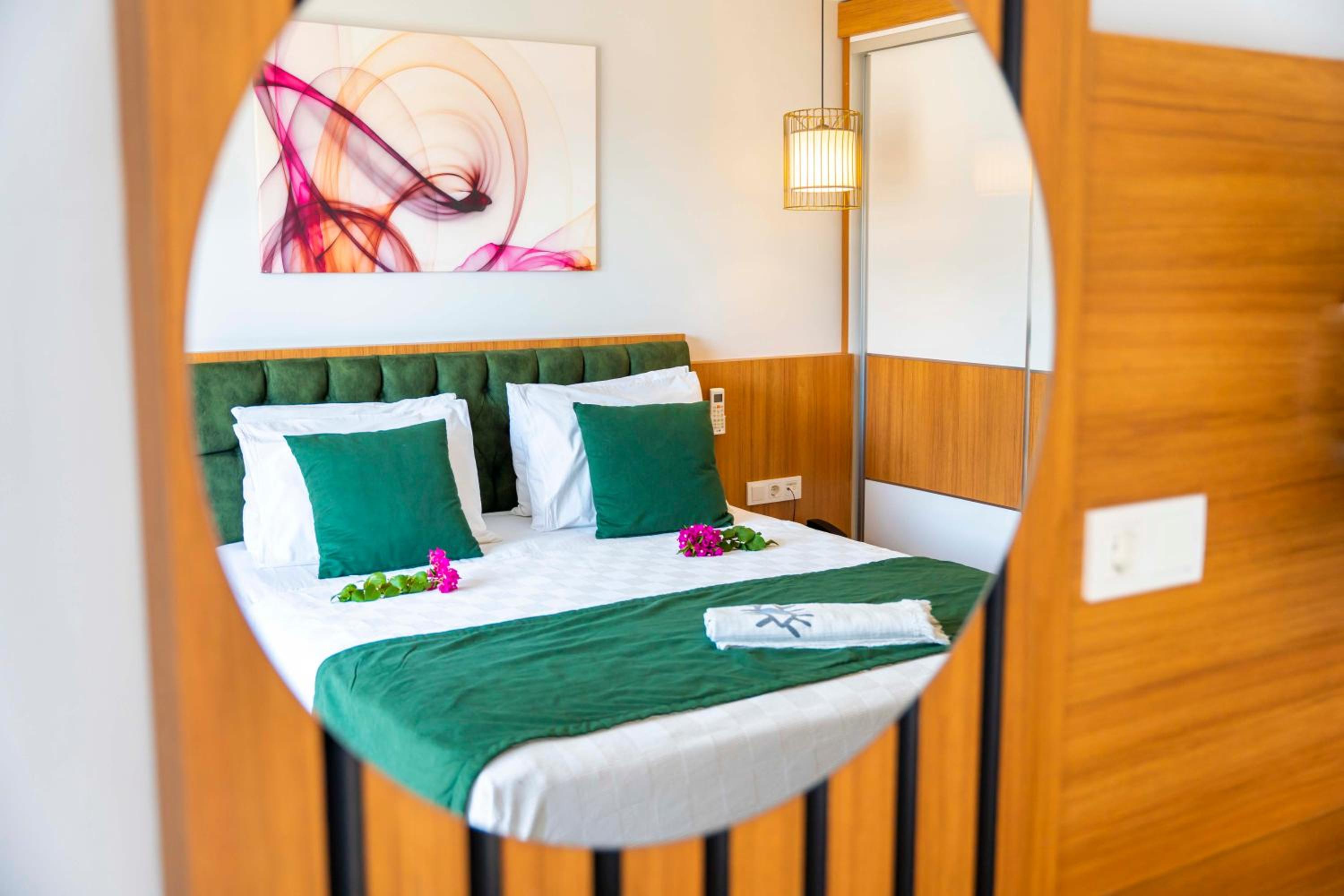 Deluxe Double Room with Side Sea View