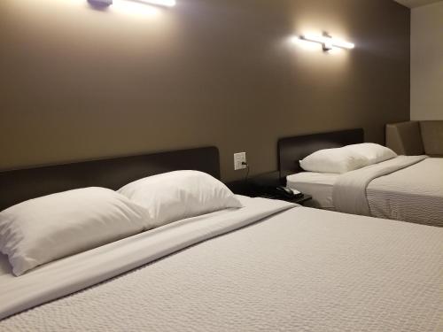 Deluxe Queen Room with Two Queen Beds photo 2