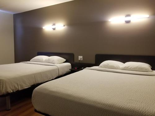Deluxe Queen Room with Two Queen Beds photo 3